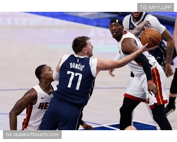 “赛前训练:热火队加练“区域联防-快速轮转”以应对独行侠东欧组合的持球投能力” “赛前训练:热火队加练“区域联防-快速轮转”以应对独行侠东欧组合的持球投能力”